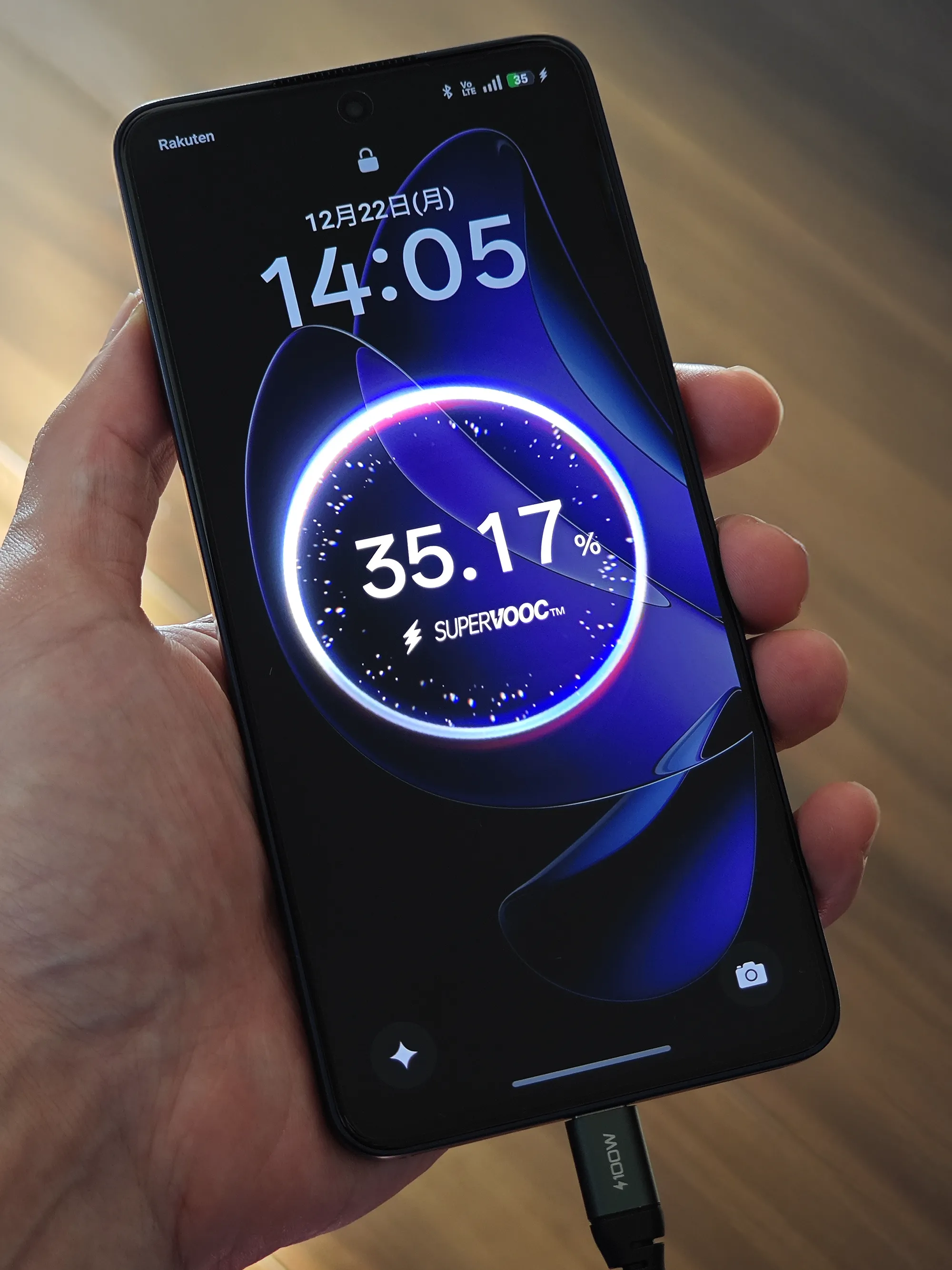 OPPO Reno13 Aのロック画面でSUPERVOOC急速充電を表示。充電率35.17%のアニメーションとケーブル接続