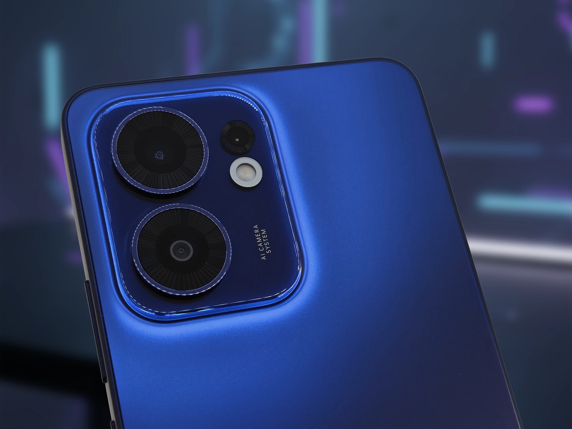 OPPO Reno13 A背面カメラユニットのクローズアップ。デュアルレンズとフラッシュ、ブルーボディの質感を確認