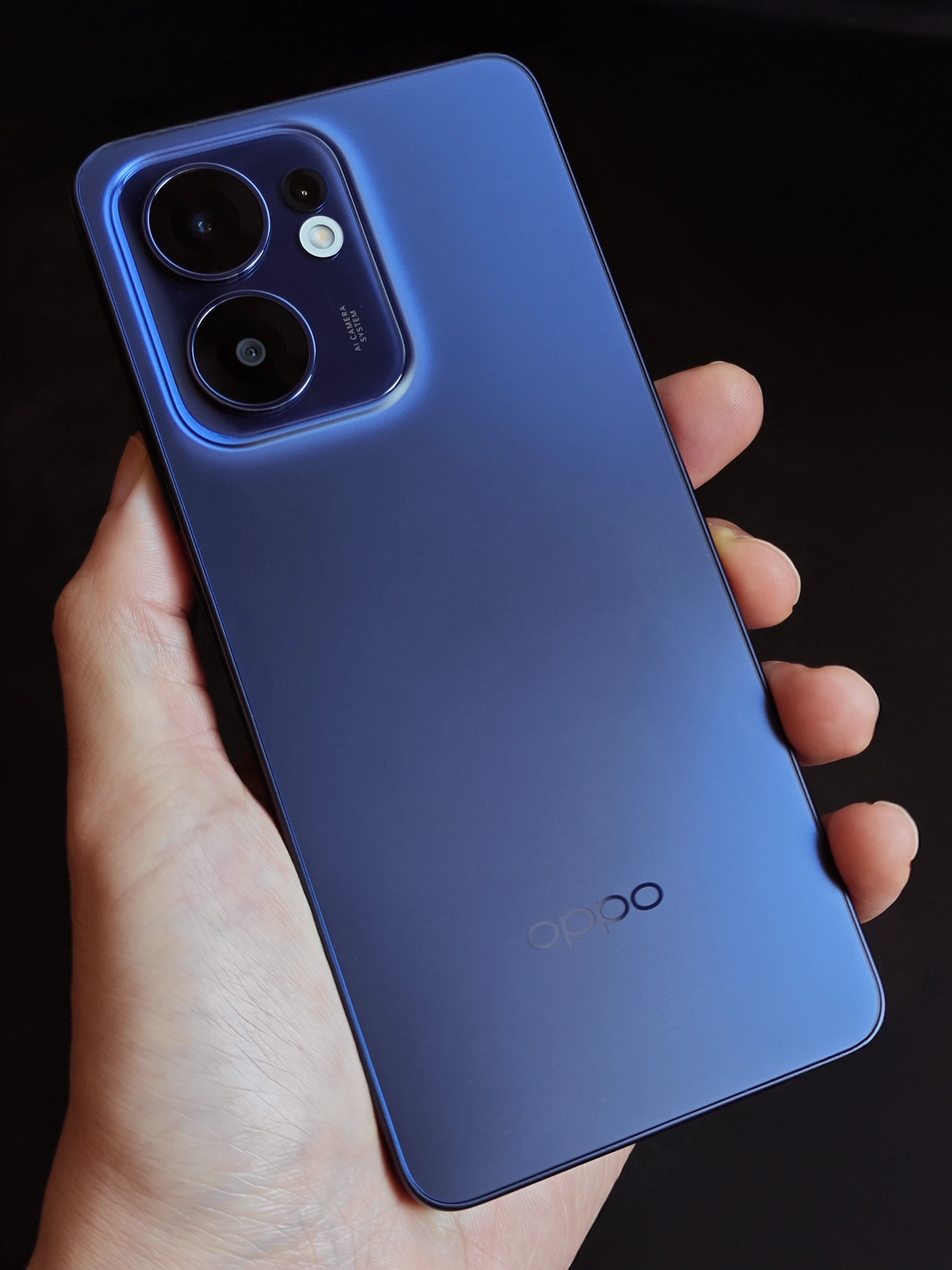 OPPO Reno13 Aを手に持った時の背面デザインとサイズ感のイメージ画像