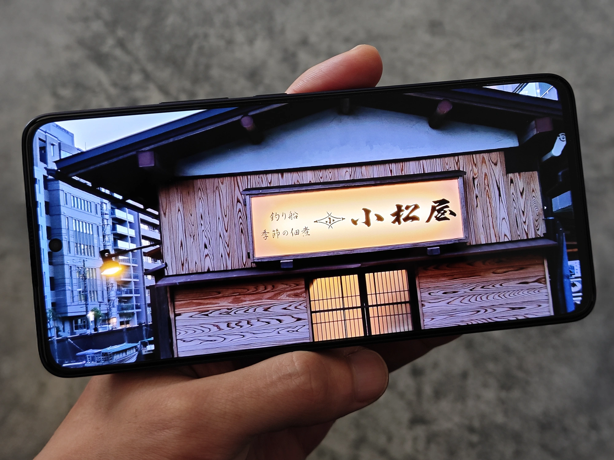 OPPO Reno13 Aを横持ちした際のディスプレイ表示とベゼル幅がわかる画像