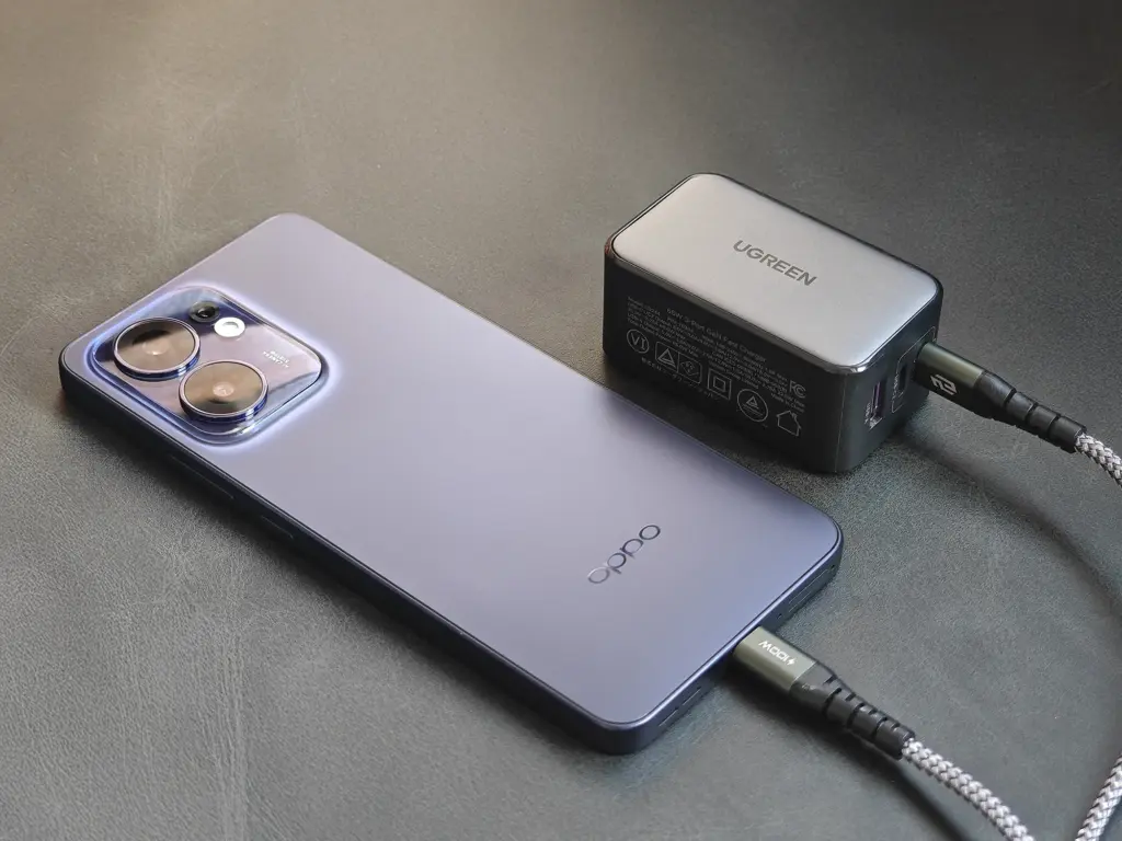 OPPO Reno13 A本体背面をUSB-Cで充電中。UGREENのAC充電器に接続した充電環境の写真