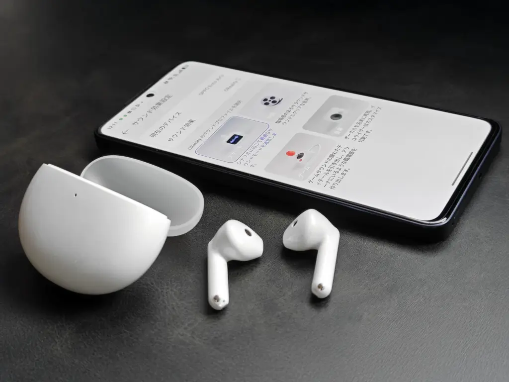 OPPO Reno13 Aと、ペアリングして「サウンド効果」を設定中のワイヤレスイヤホン（OPPO Enco Airシリーズ）の外観画像