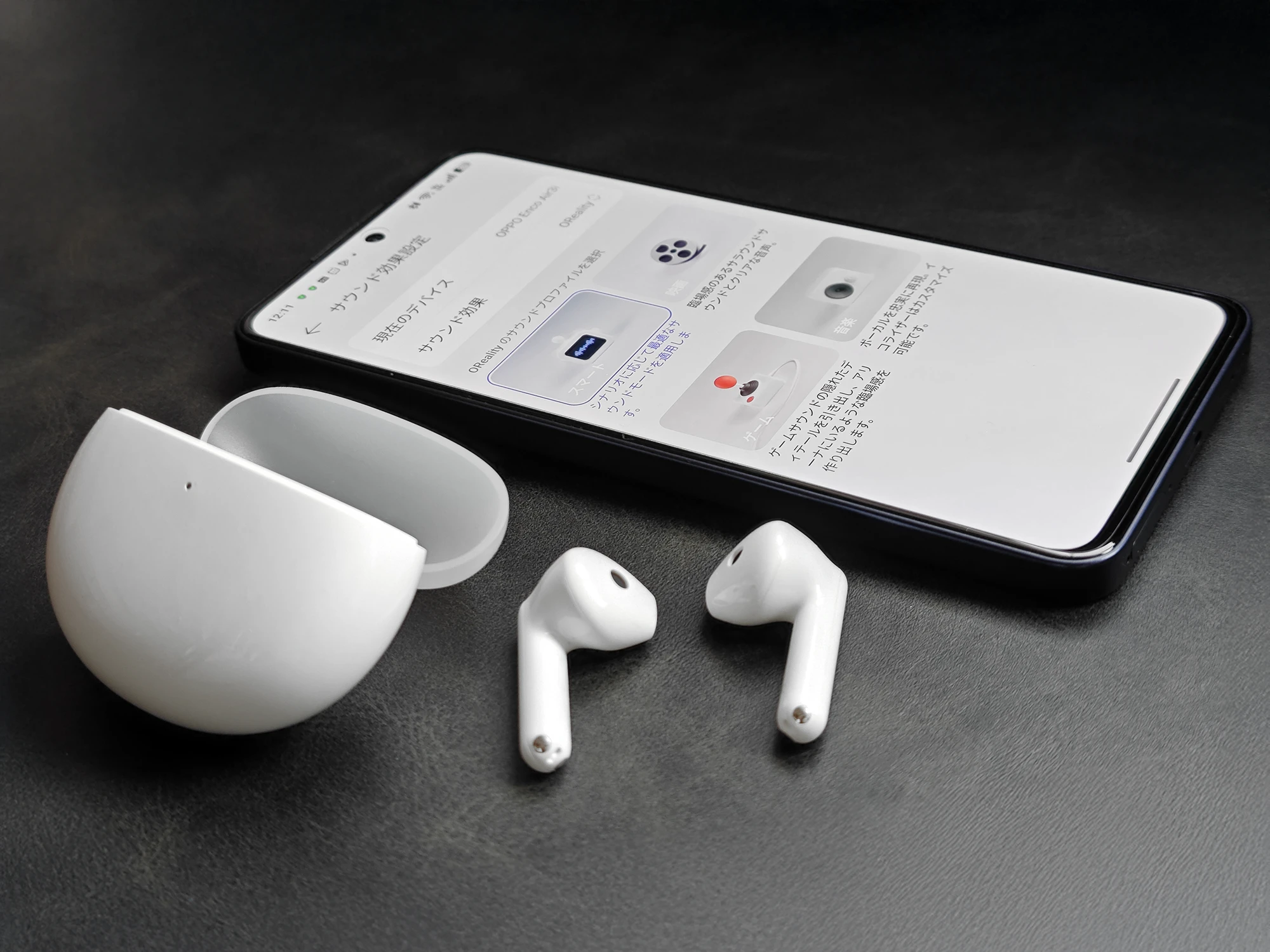 OPPO Reno13 Aと、ペアリングして「サウンド効果」を設定中のワイヤレスイヤホン（OPPO Enco Airシリーズ）の外観画像