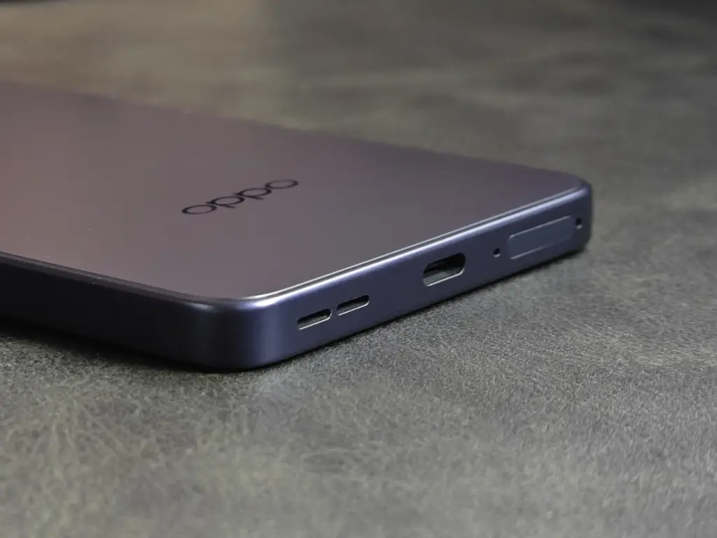 OPPO Reno13 Aの底面にあるUSB Type-Cポート、スピーカー穴、マイク穴、SIMスロットを捉えた外観画像