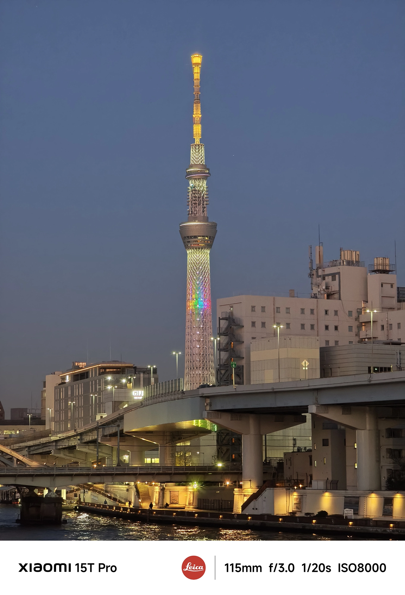 Xiaomi 15T Proの5倍望遠（115mm相当）で撮影した夕景の東京スカイツリー、ライトアップと都市の橋梁