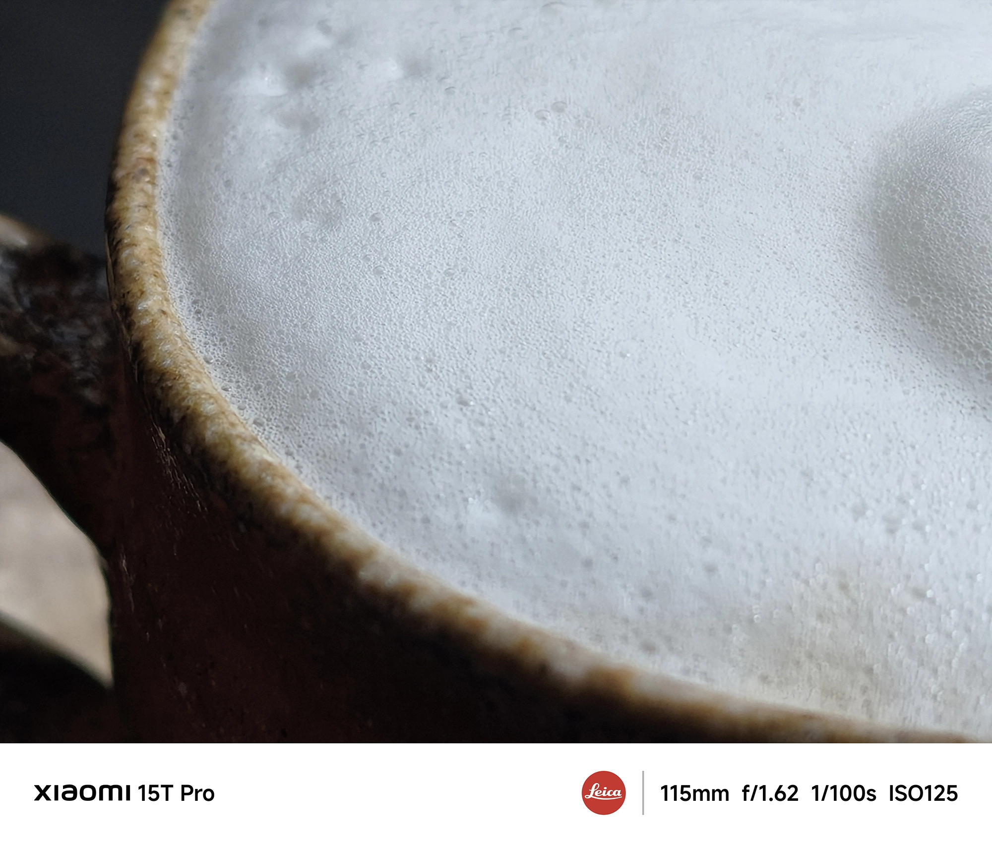 Xiaomi 15T Proの5倍望遠で寄って撮影した飲み物の泡、微細な気泡の立体感