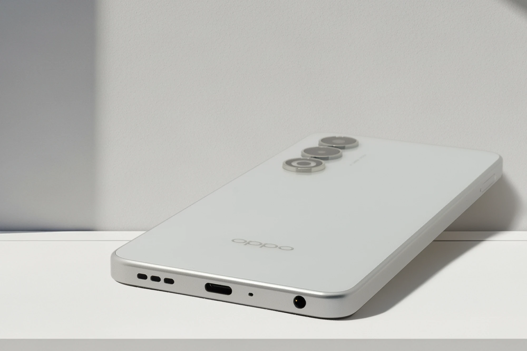 OPPO A5 5Gの底面クローズアップ。下部にはスピーカーグリル、USB Type-Cポート、マイク穴、および3.5mmイヤホンジャックが見える。