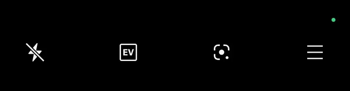 OPPO A5 5Gカメラアプリのオーバーレイ表示。左から、フラッシュ設定(無効)、露出補正(EV)、アスペクト比またはクロップ、メニューの4つのアイコンが並んでいる。シンプルなカメラインターフェースと、基本的な撮影オプションへのクイックアクセスを示す。