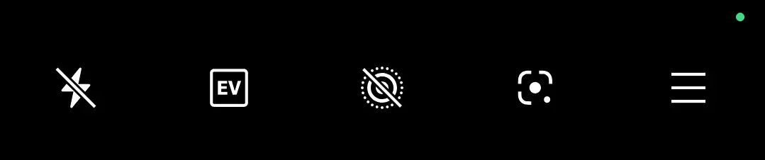 OPPO Reno13 Aのカメラアプリ上部メニュー。フラッシュ、EV補正、各種設定など撮影コントロールを表示