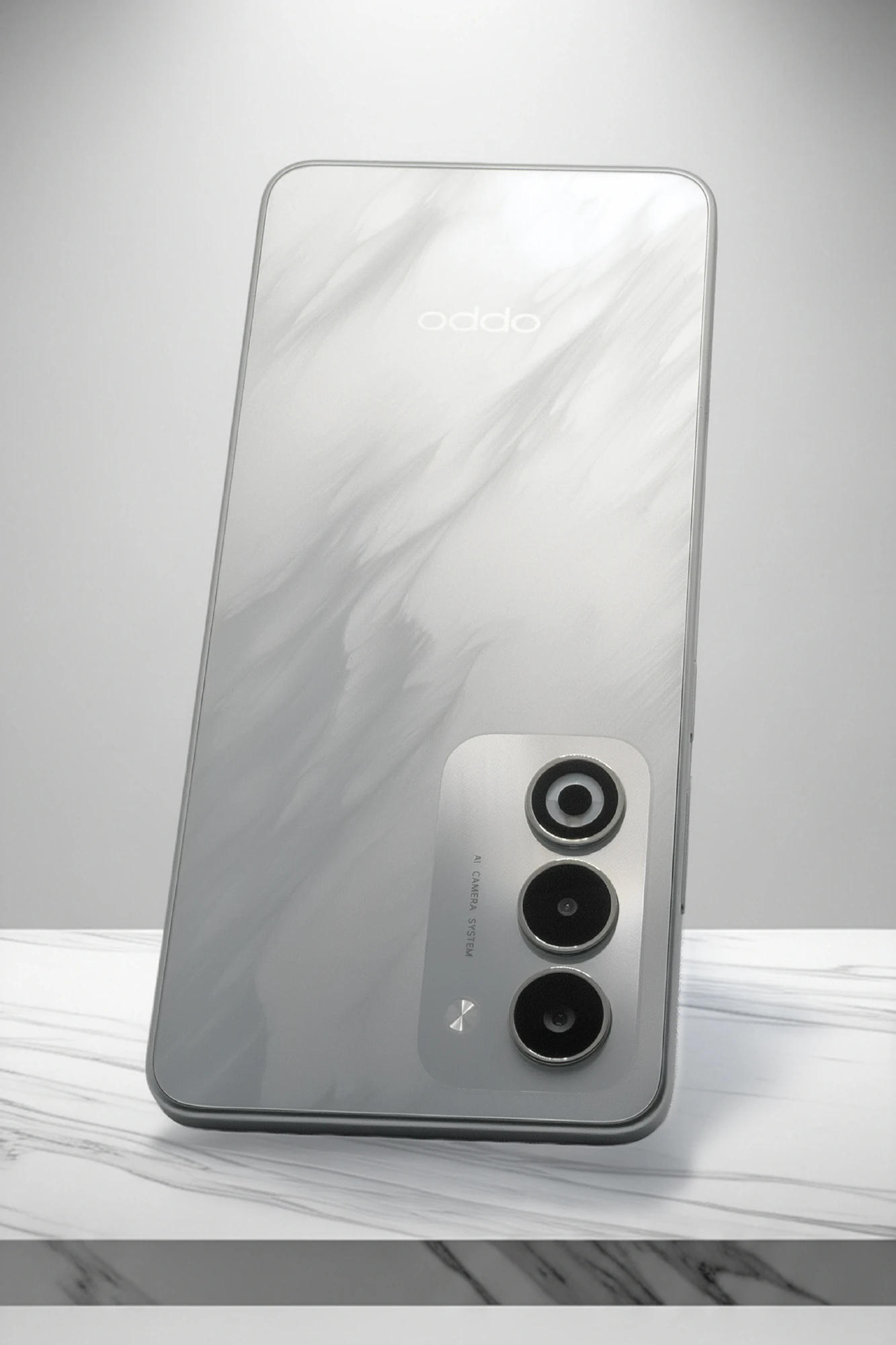 シルバー/ホワイト系のマーブル調のデザインが施されたOPPO A5 5Gの背面全体。垂直に配置されたカメラモジュールには「AI CAMERA SYSTEM」と刻印され、下部にはOPPOロゴがある。