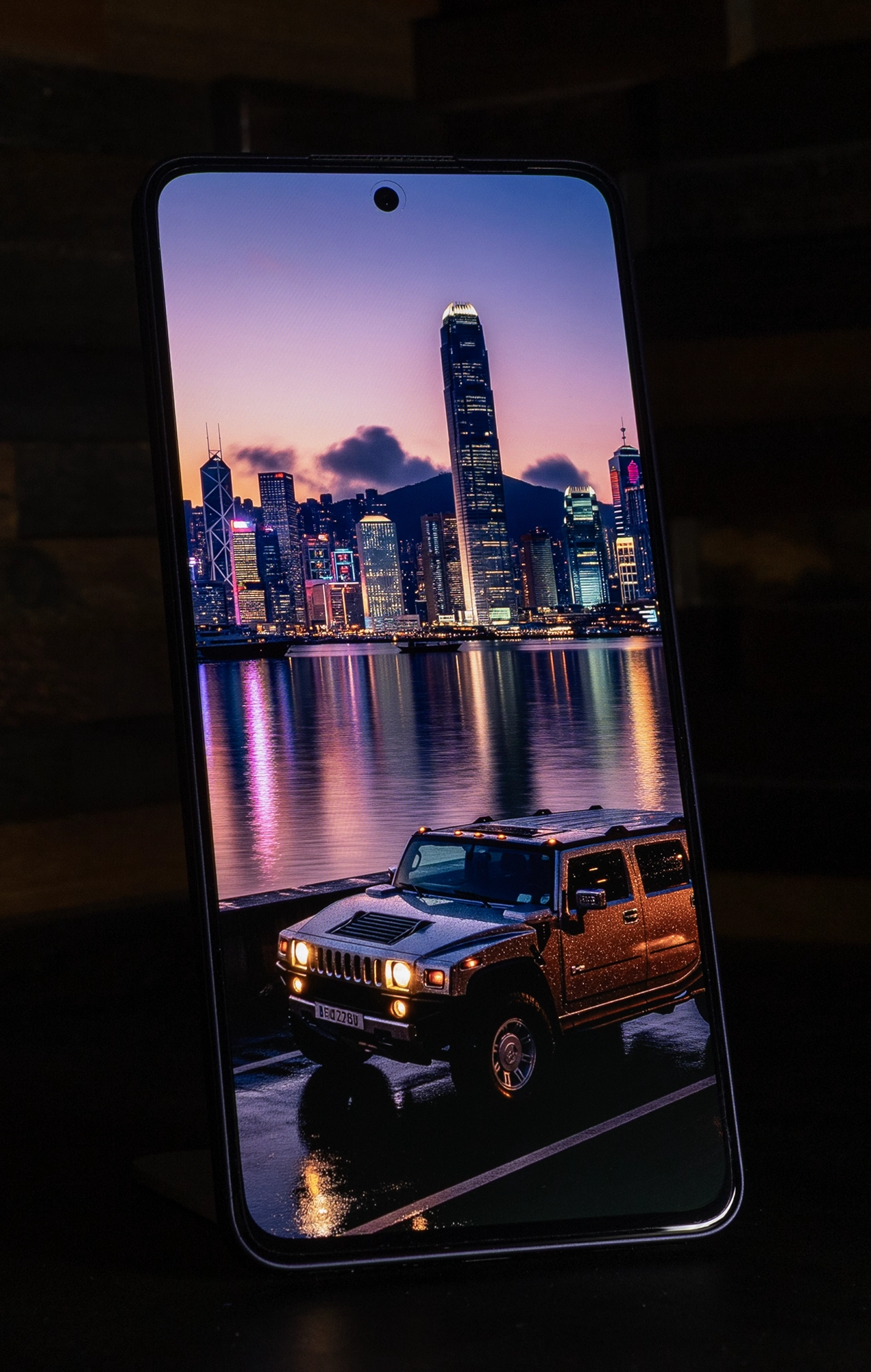 OPPO Reno13 Aのディスプレイに映し出された高精細な夜景と車の画像