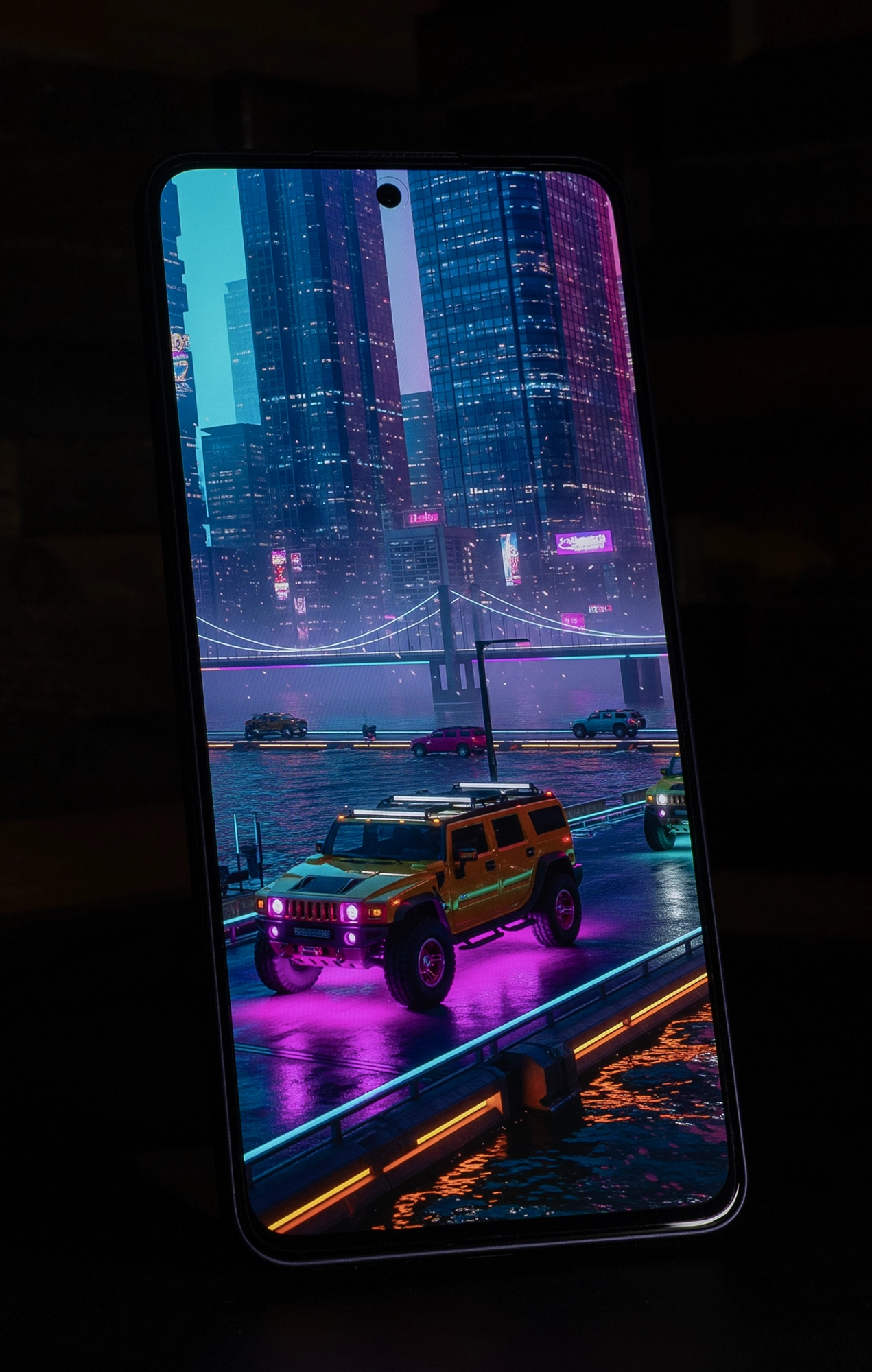 OPPO Reno13 Aのディスプレイに映し出された、サイバーパンク風の夜の都市とネオンに照らされた車の画像