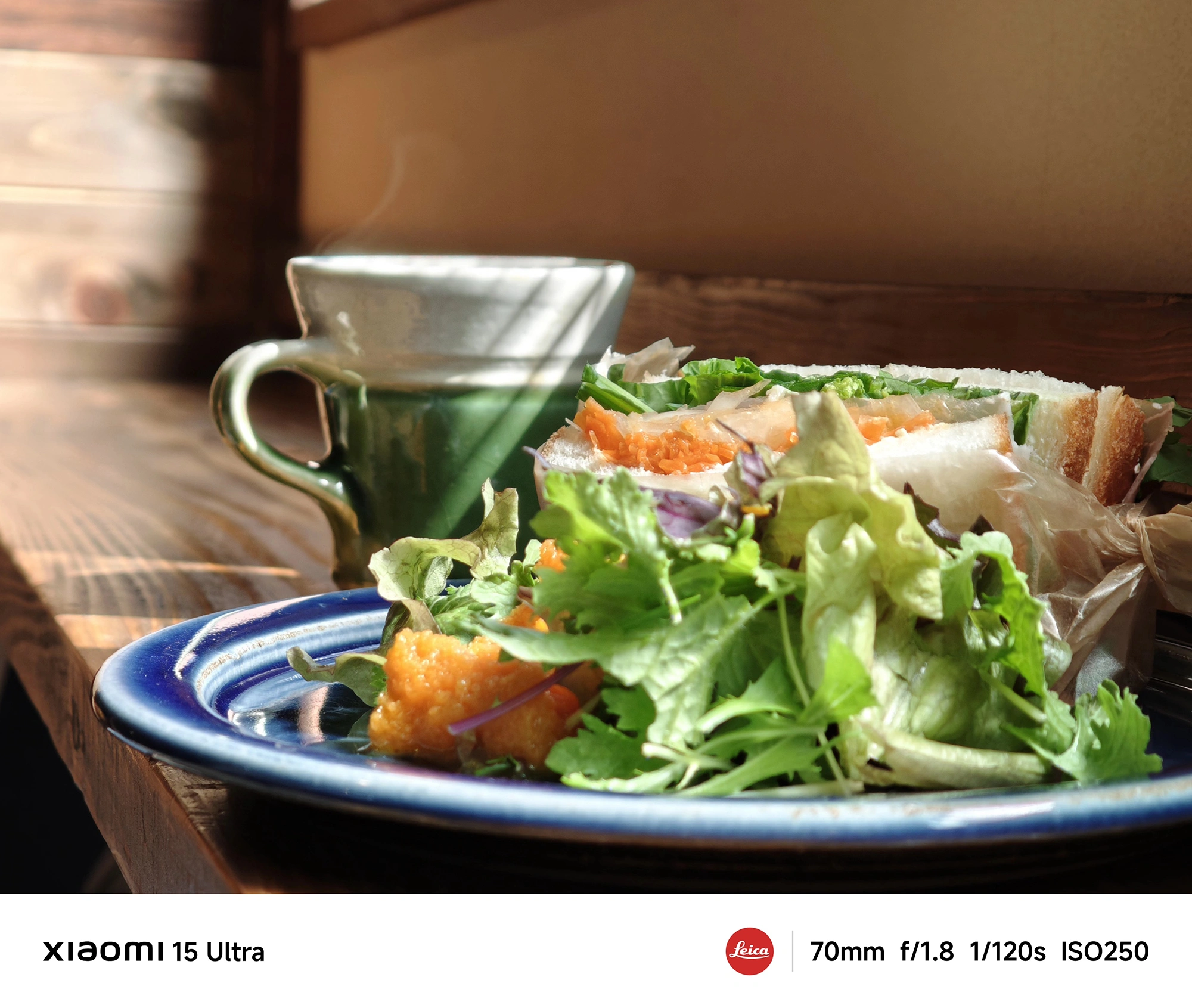 Xiaomi 15 Ultra作例:サンドイッチとサラダ、湯気の立つカップを背景にしたカフェの食卓(70mm)