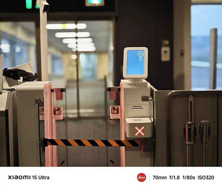 改札機の通行止め表示(赤い×)とバーが閉じた入口を捉えた写真(Xiaomi 15 Ultra/70mm望遠)