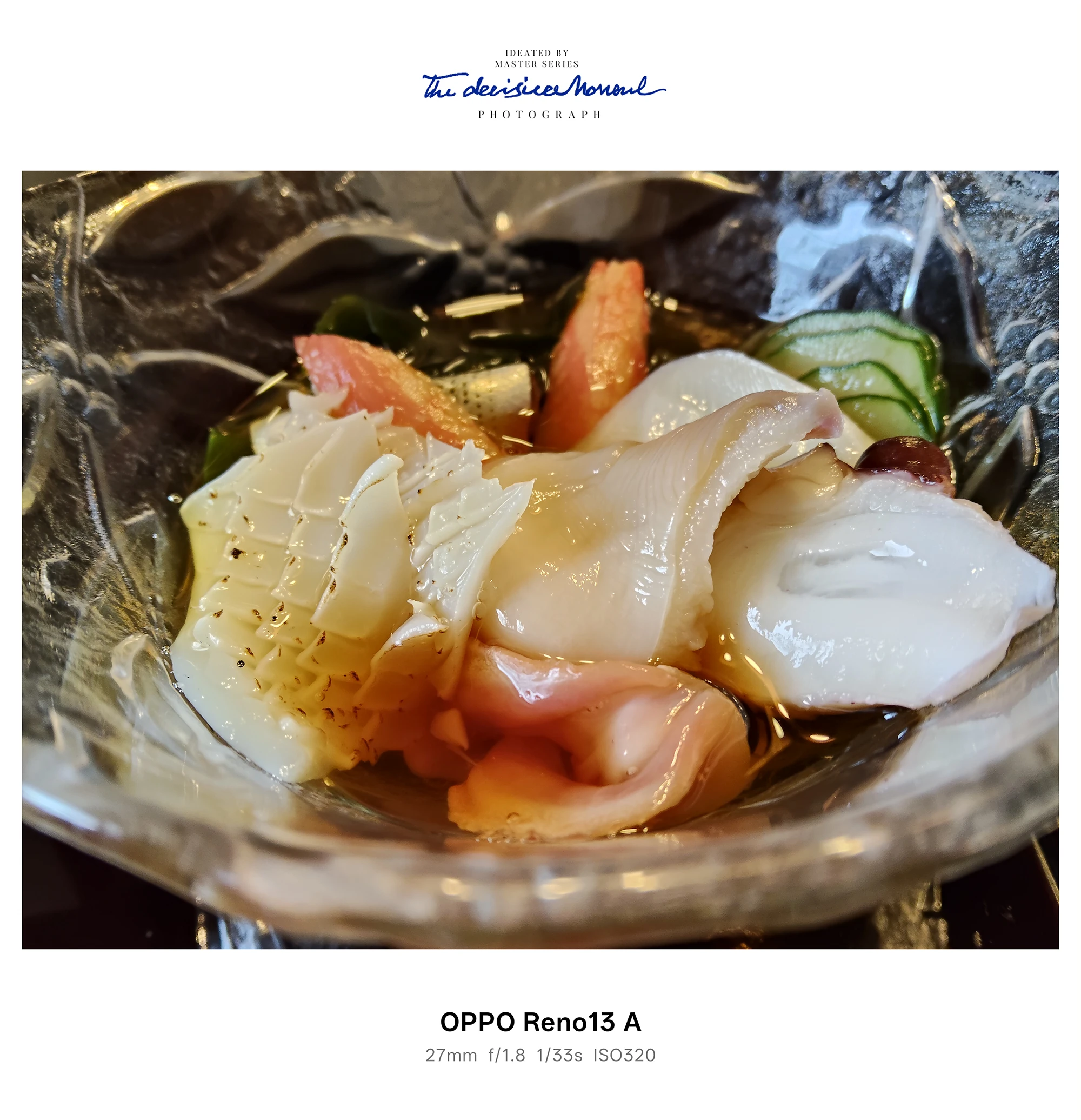 OPPO Reno13 Aで撮影した、透明な器に盛った海鮮の冷菜（イカなど）とキュウリ添え