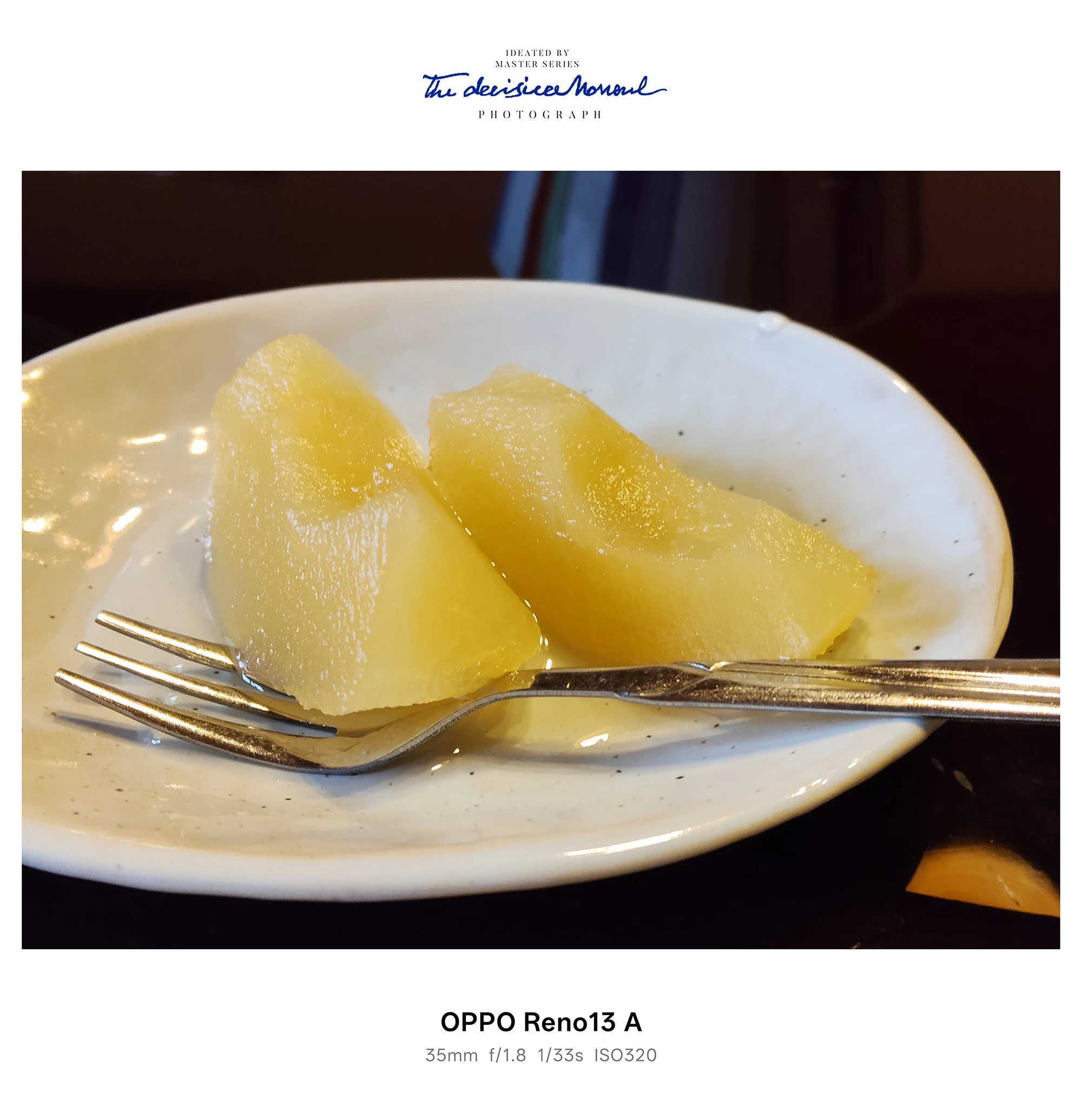 OPPO Reno13 A 作例：シロップ漬けのりんご（カット）を小皿に盛り、フォークを添えたデザート