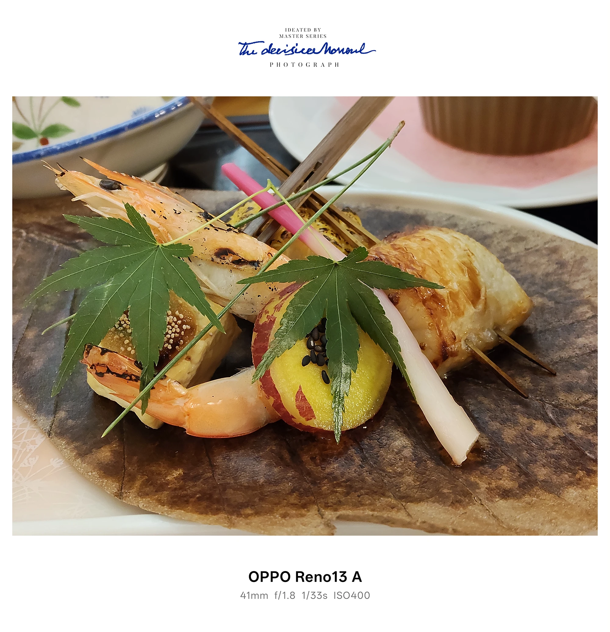 OPPO Reno13 Aで撮影した、もみじ葉を添えた焼き物盛り合わせ（海老串・焼き物など）