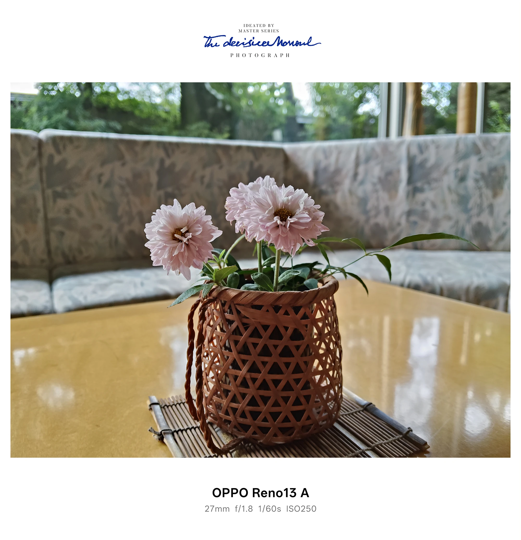 竹かごの花をテーブル上で撮影した室内スナップ（OPPO Reno13 A カメラ作例）