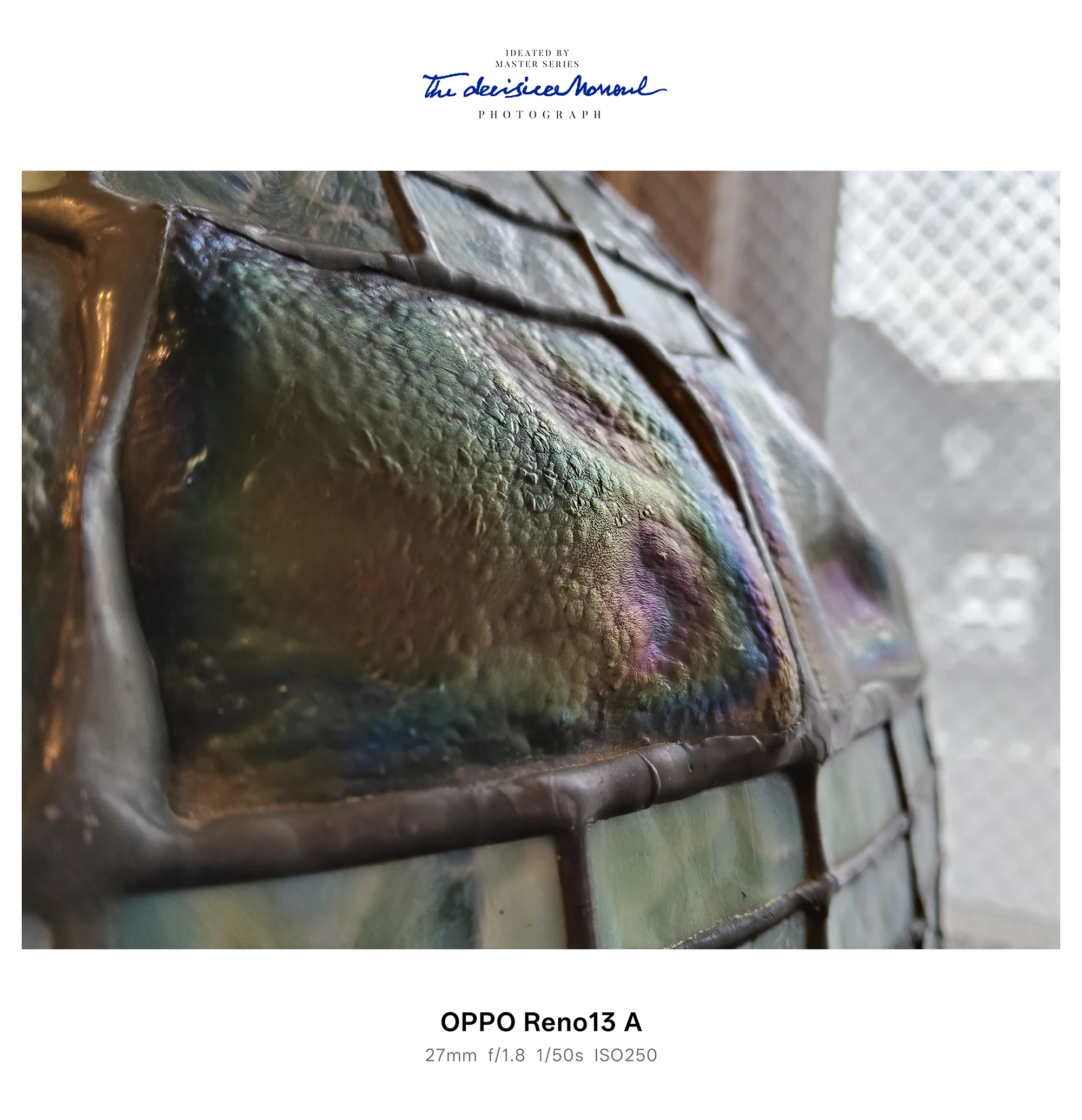 光沢のあるタイル（陶板）の質感を捉えたクローズアップ（OPPO Reno13 A カメラ作例）