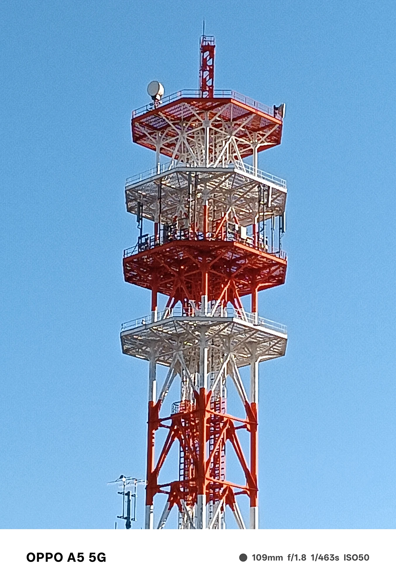OPPO A5 5Gの望遠で撮影した通信塔上部。アンテナや鉄骨の細部まで高精細に記録したズーム作例