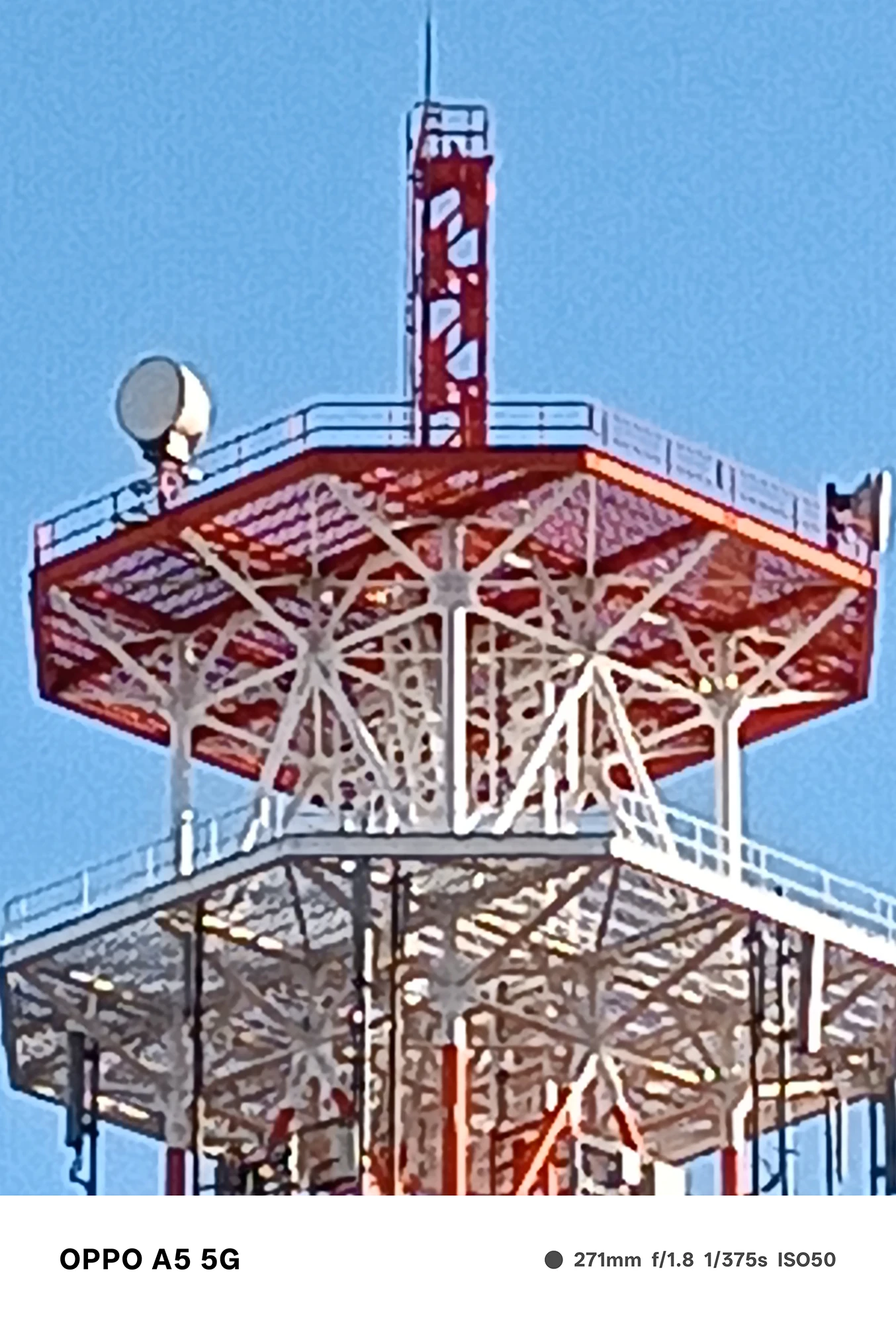 OPPO A5 5Gで撮影した通信塔最上部の超望遠ショット。鉄骨のディテールが写る最大ズーム作例