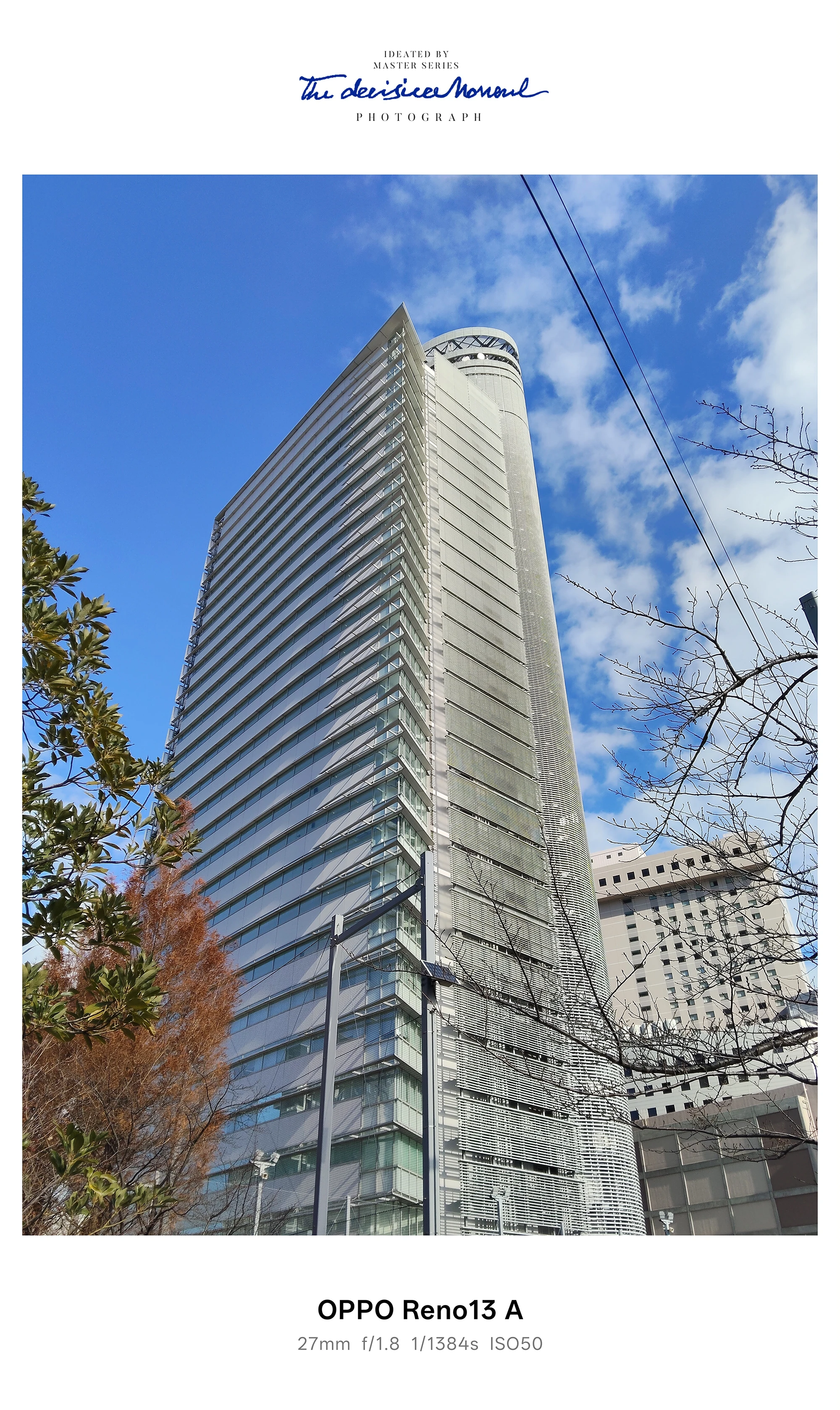 青空を背景に見上げた高層ビルの外観（OPPO Reno13 A カメラ作例）