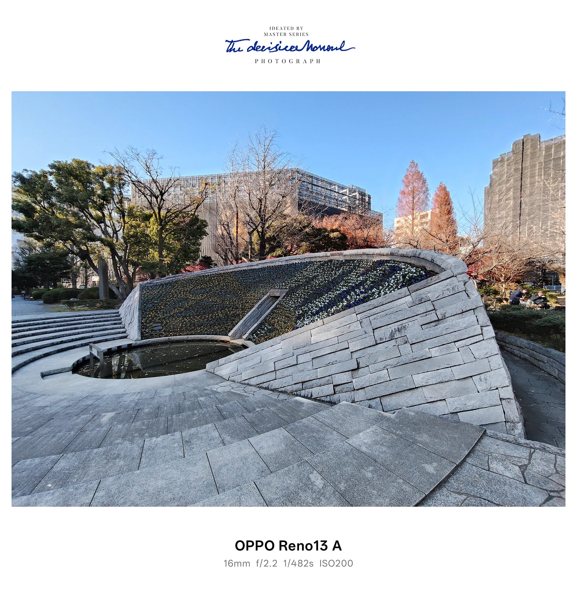 OPPO Reno13 Aの超広角で撮影した公園の石段と曲面石壁、冬の樹木と青空