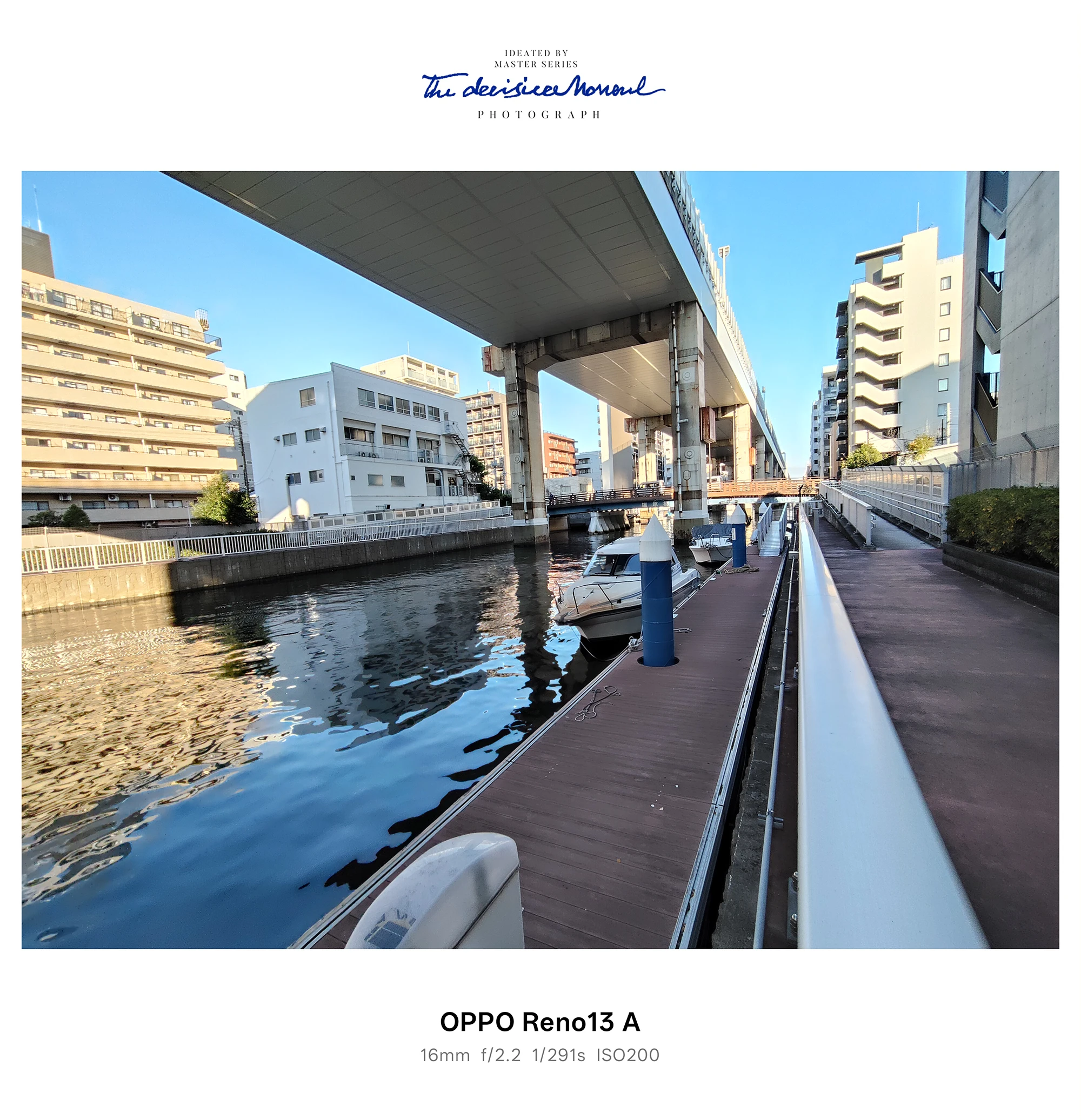高架下の運河沿い桟橋と係留ボート、夕方の光を反射する水面をOPPO Reno13 Aで撮影