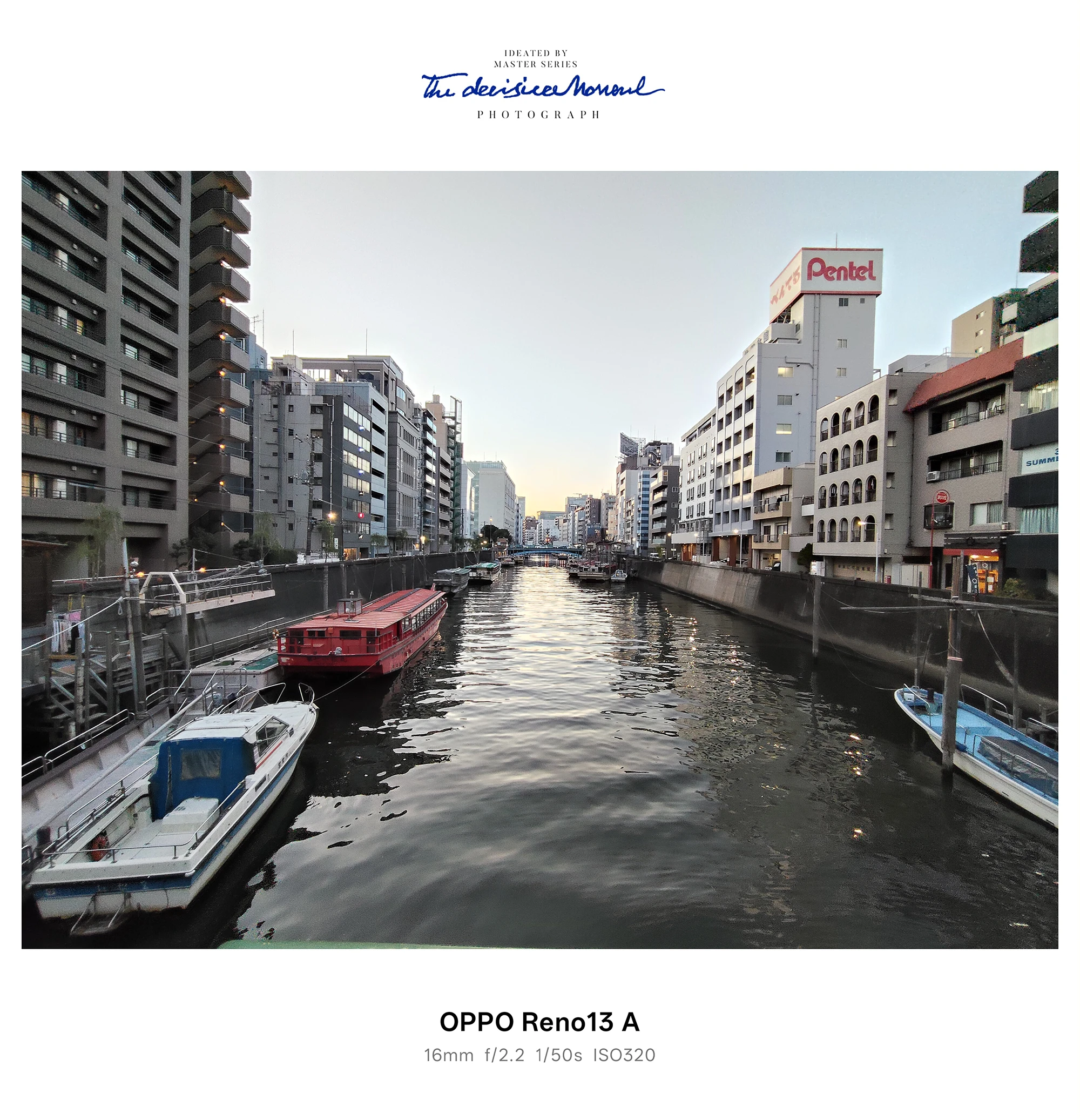 都心の運河を橋上から望む夕景、両岸のビルと係留船が並ぶ風景をOPPO Reno13 Aで撮影