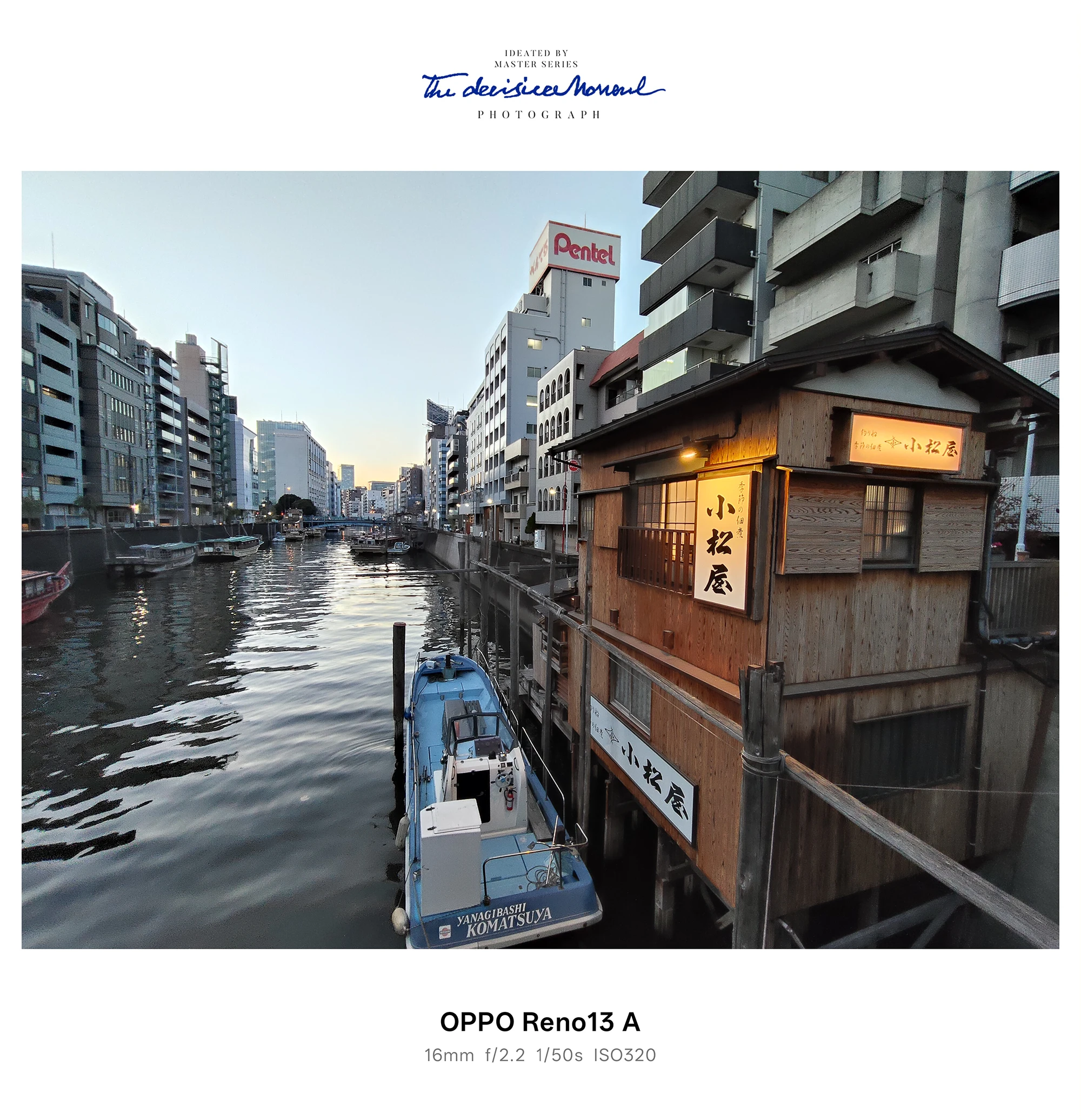 運河沿いの木造建物と看板、係留船と夕暮れの水面をOPPO Reno13 Aで撮影