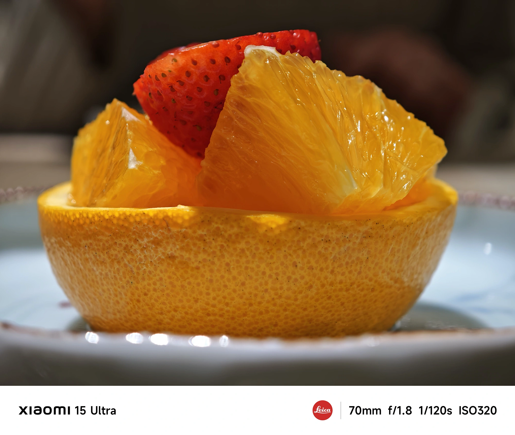Xiaomi 15 Ultra作例:オレンジの器に盛った果肉といちご、瑞々しい断面の接写(70mm)