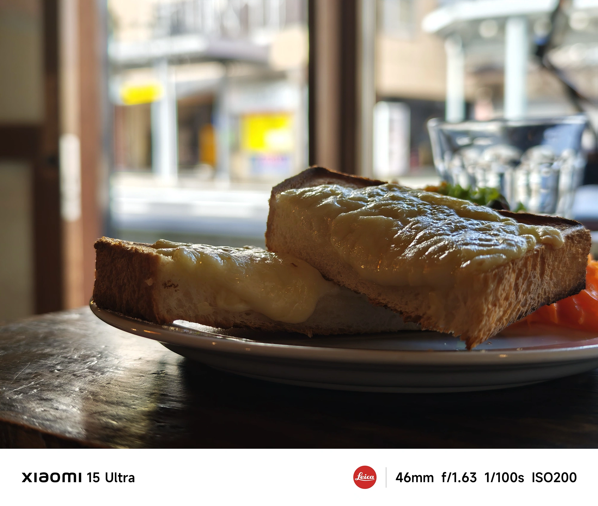 Xiaomi 15 Ultra作例:チーズトーストの厚切りパンと溶けたチーズ、逆光で立体感を強調(46mm)