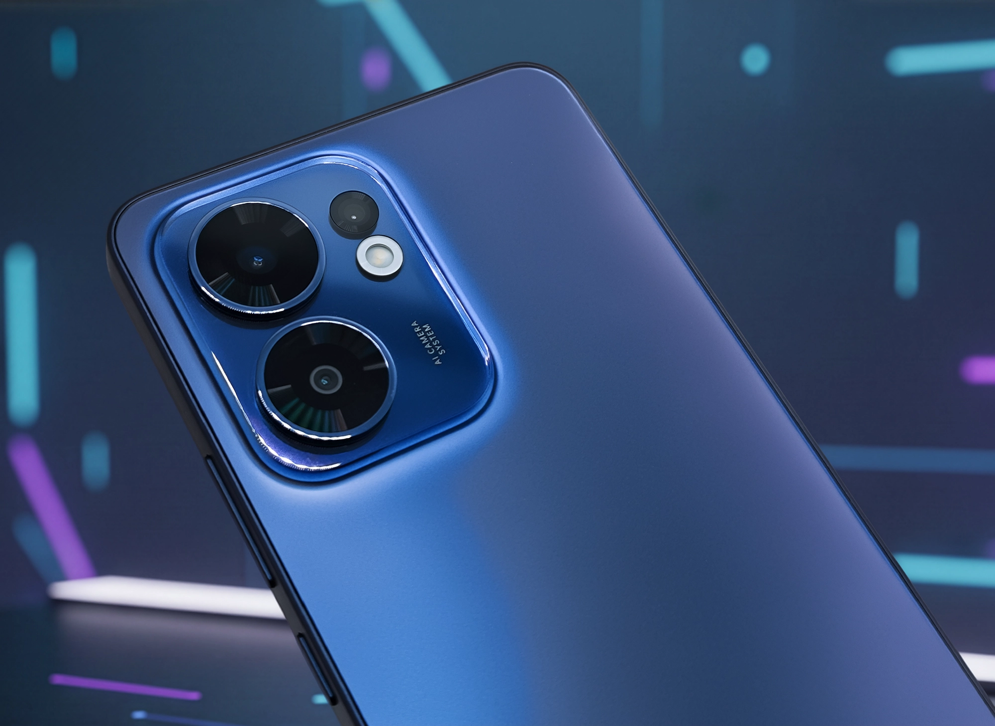 OPPO Reno13 Aの背面カメラユニットをアップで捉えた外観画像