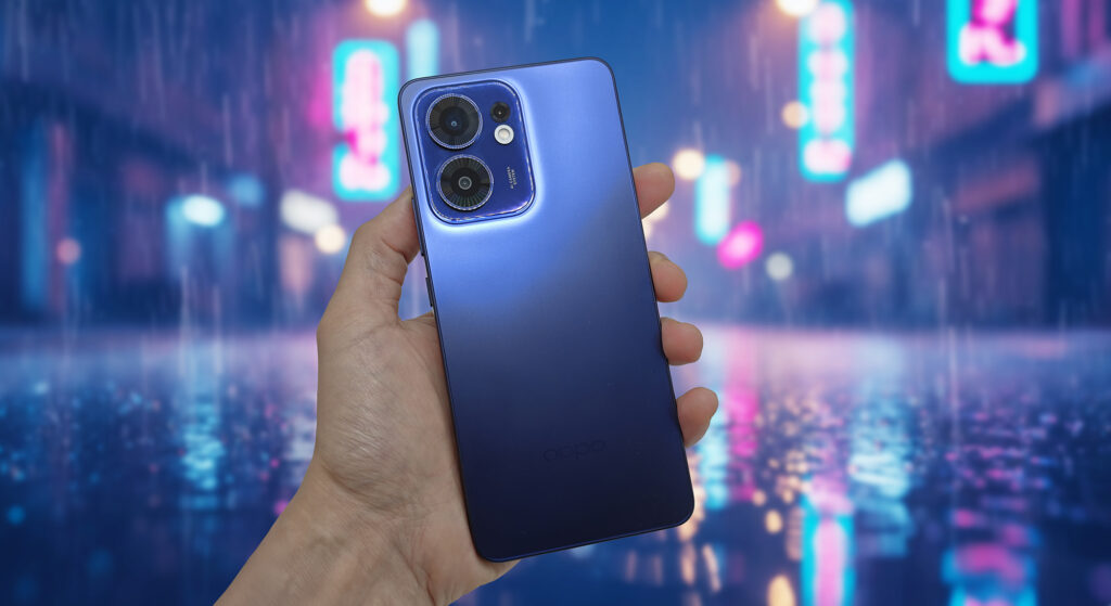 雨のネオン背景でOPPO Reno13 Aの背面デザイン(ブルー)とカメラユニットを撮影