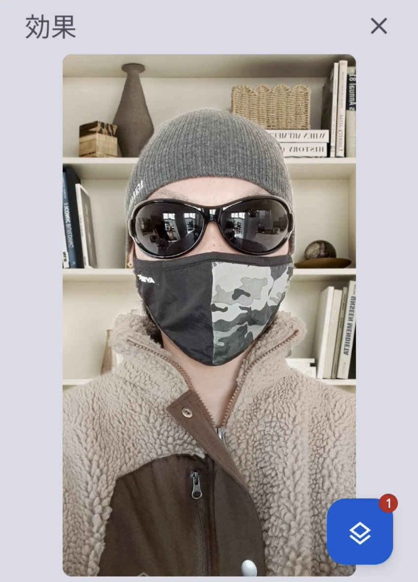 OPPO A5 5Gで撮影した人物のセルフィー。棚やオブジェが並ぶ室内を背景に、マスクとサングラス姿を鮮明に記録