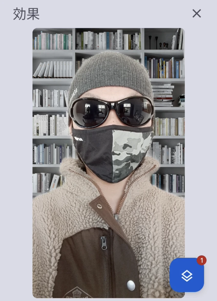 OPPO A5 5Gで撮影した人物セルフィー。観葉植物と壁のアートポスターを背景に、自然光下で撮影された室内ポートレート作例