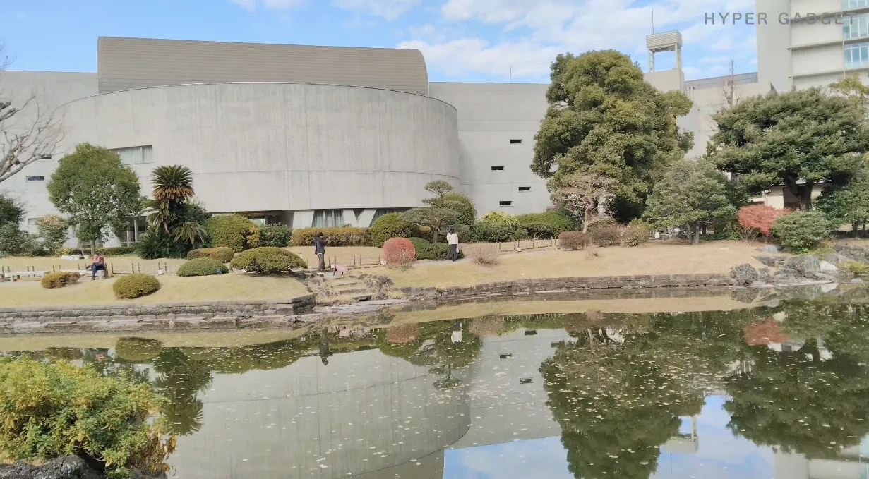 OPPO Reno13 A 昼景作例：庭園の池と建築の映り込みを撮影（自然光・反射表現テスト）