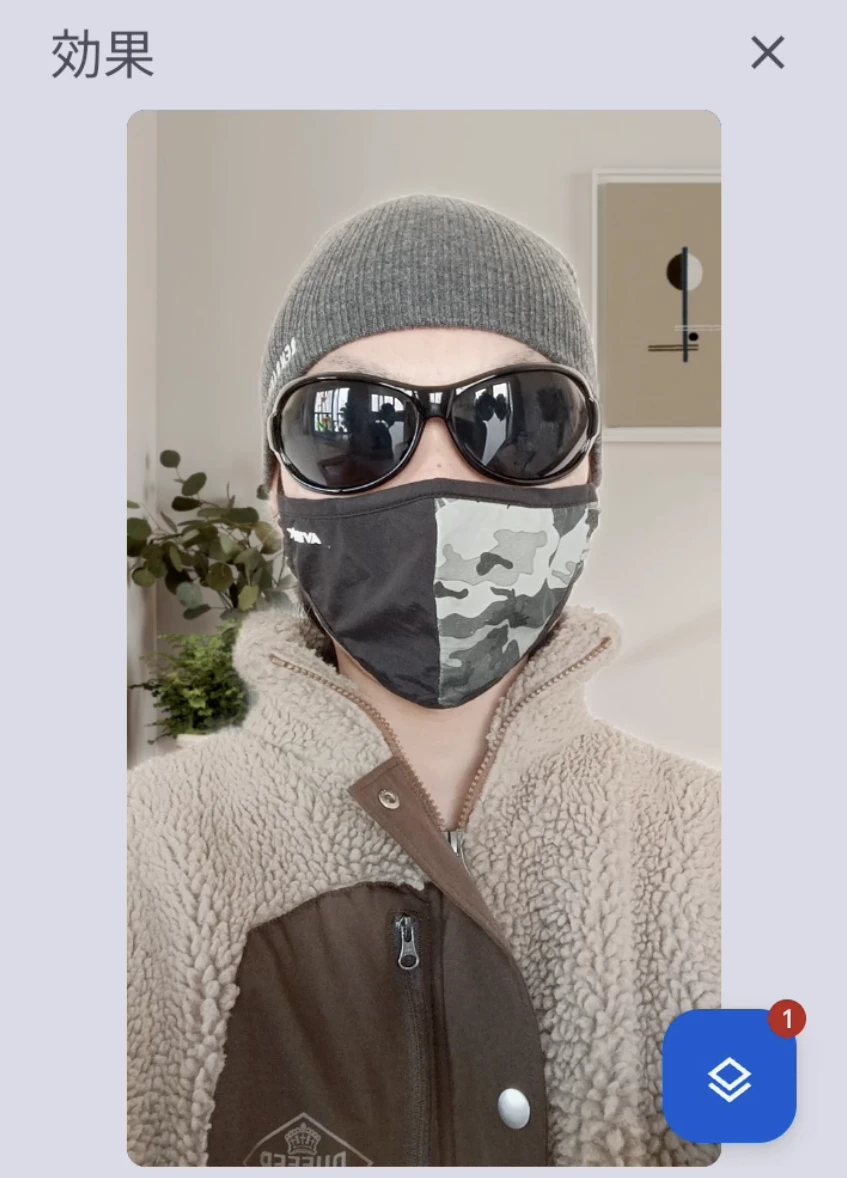 OPPO A5 5Gのエフェクト機能で撮影した人物セルフィー。マスク・サングラスを着用し、室内の棚が背景に写る加工写真