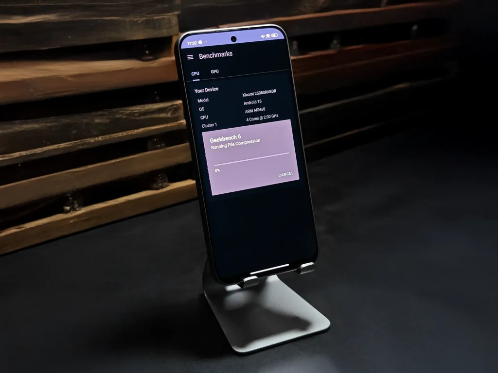 実機検証：Redmi Note 15 Pro 5GでGeekbench 6のファイル圧縮テストを実行中の様子。