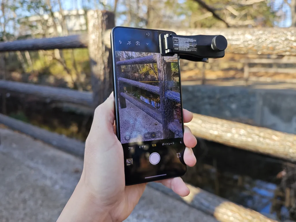 POCO X7 Proの標準カメラアプリで風景を捉える様子。NEEWER 58mm望遠レンズ装着による光学的な望遠効果のプレビュー。