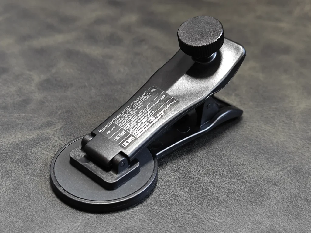 NEEWERスマホレンズ用クリップの裏面構造。POCO X7 Proの背面を傷つけにくい滑り止めパッドと固定用ネジのディテール。