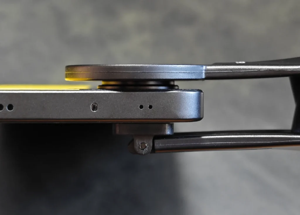 POCO X7 ProのカメラユニットにNEEWERのクリップを装着した側面の厚み。レンズ位置への正確な密着状態を確認。