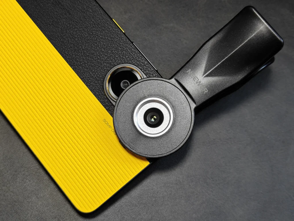 POCO X7 Proのメインカメラレンズに合わせて配置されたNEEWER 17mmネジマウント。正確な光軸合わせが可能なクリップ位置。