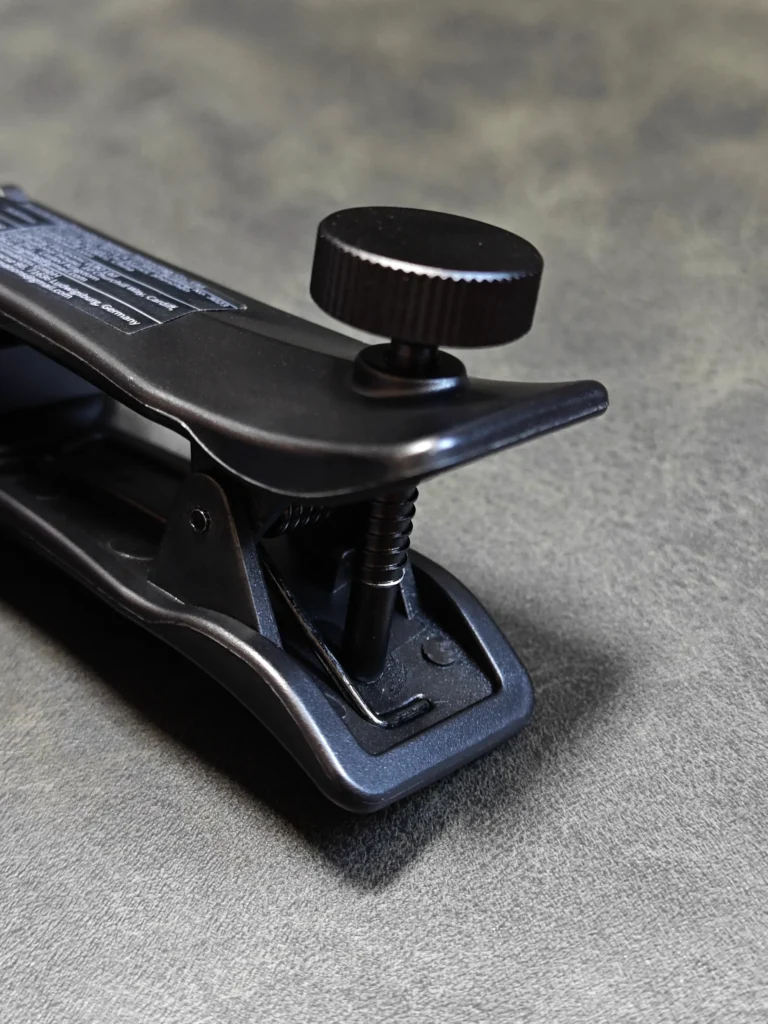 NEEWERスマホレンズ用クリップの固定ネジ機構。POCO X7 Proのような厚みのある端末でも確実にホールドできる調整パーツ。