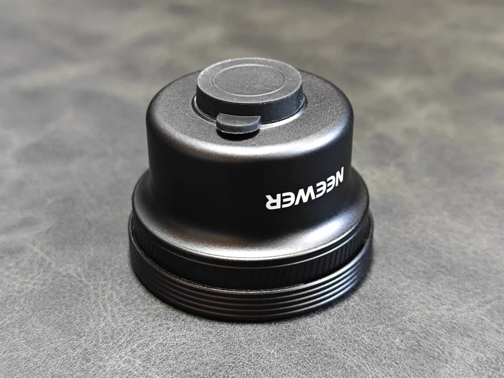 NEEWER 58mm望遠レンズ LS-71の底部17mmネジマウント。専用クリップやスマホケージに安定して固定可能な金属製マウント。