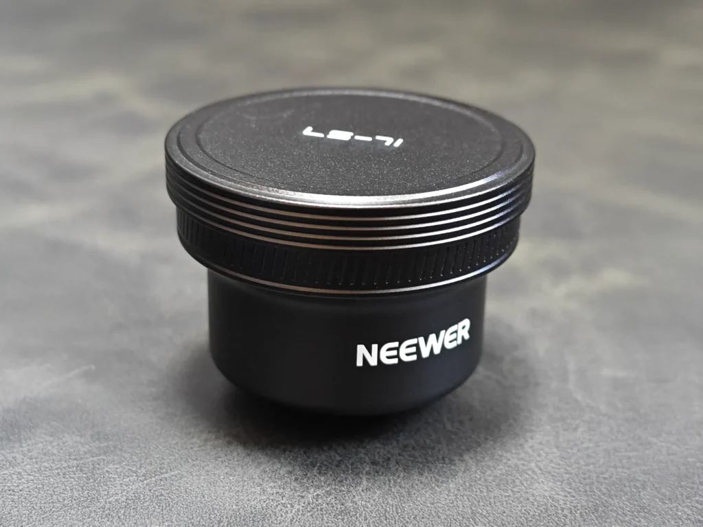 NEEWERのロゴが入った58mm望遠レンズ LS-71の本体。レンズキャップを装着した状態のデザイン。
