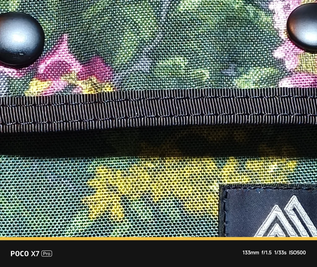 POCO X7 Proのデジタルズーム（133mm相当）でポーチの生地を拡大撮影。高倍率時における繊維の質感描写。