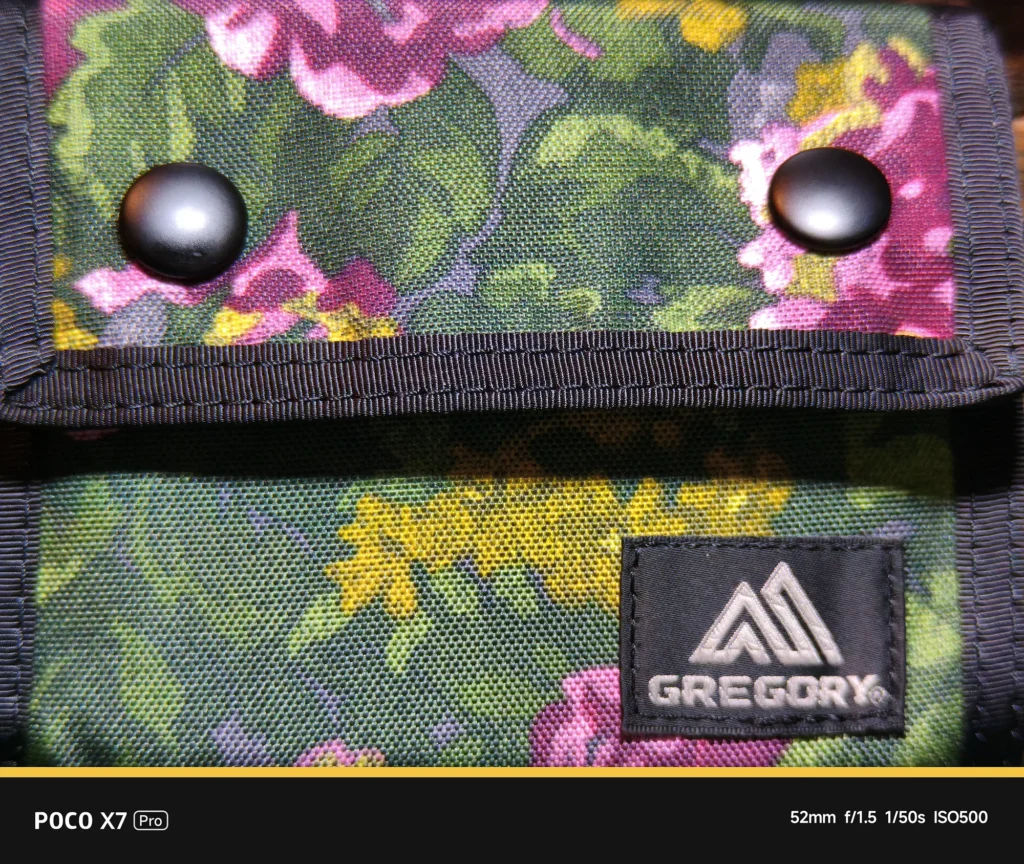 POCO X7 ProとNEEWER 58mm望遠レンズの組み合わせ。表示52mm・実効焦点距離 約86mm相当でのポートレート。ポーチの繊維まで捉える高い解像感。