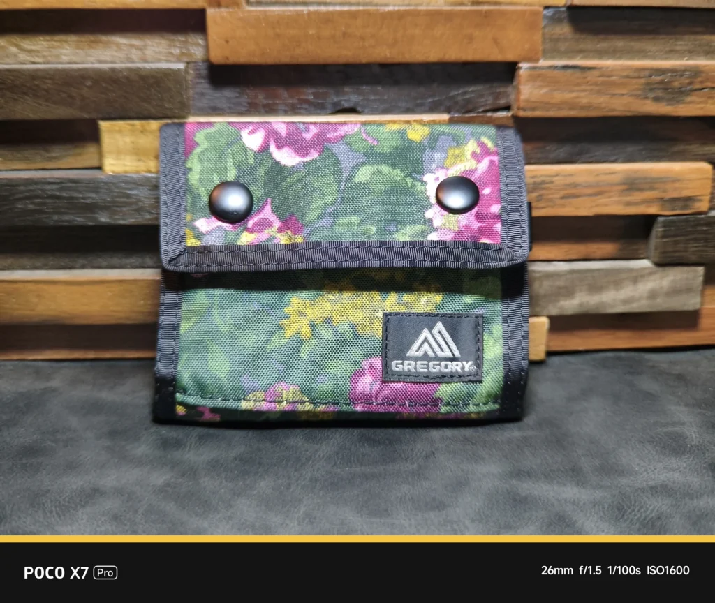 POCO X7 Proの標準広角（26mm）で撮影したGREGORYポーチ。NEEWER望遠レンズ未装着時の比較用ベース画像。