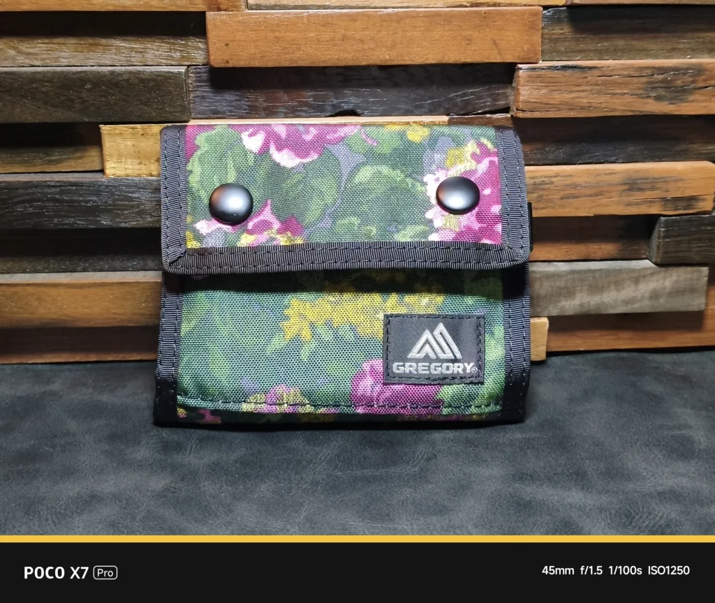 POCO X7 Proの標準画角（45mm相当）で撮影したGREGORYポーチのサンプル。ズーム比較の基準となる解像感。